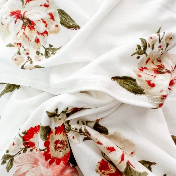 Cute flowery top! - Picture 3 of 3